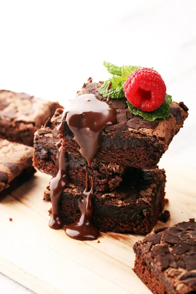 Dessert Gâteau Brownie Chocolat Avec Framboises Épices Sur Fond Bois — Photo