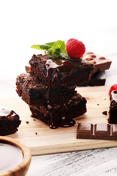 巧克力布朗尼蛋糕甜点与覆盆子和香料在木背景 — 图库照片