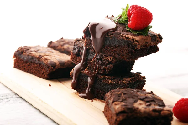 Postre Pastel Chocolate Brownie Con Frambuesas Especias Sobre Fondo Madera — Foto de Stock