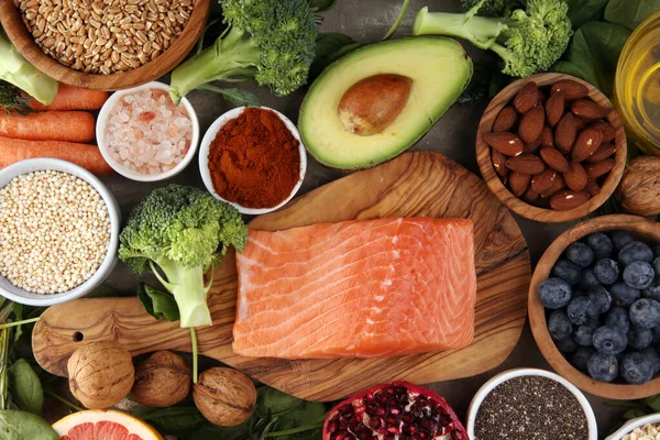 Здорове харчування чистий вибір їжі: риба, фрукти, овочі, сертифікат — стокове фото