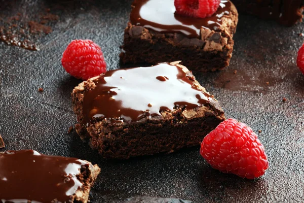 Schokolade Brownie Kuchen Dessert Mit Himbeeren Und Gewürzen Auf Einem — Stockfoto