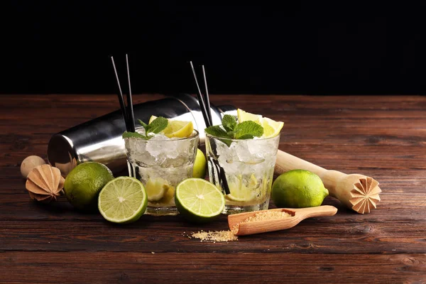 Limone Lime Caipirinha di frutta del Brasile. Cocktail con limone e m — Foto Stock