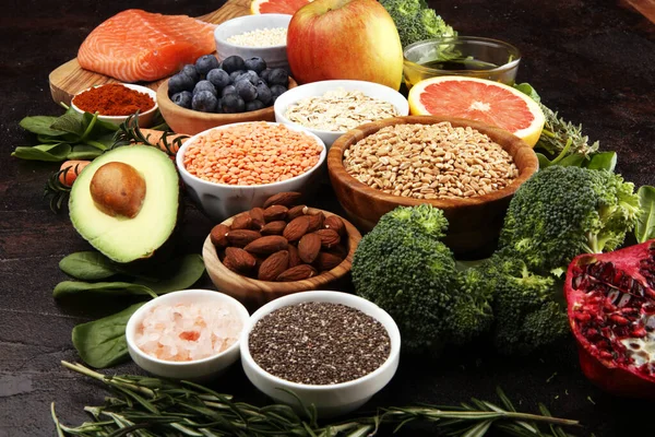 Makanan sehat pilihan makanan bersih: ikan, buah, sayuran, cer — Stok Foto