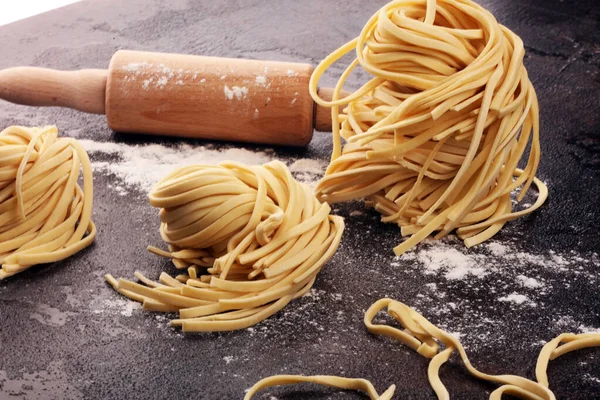 Fechar de macarrão caseiro cru. fre cru tradicional italiano fresco — Fotografia de Stock