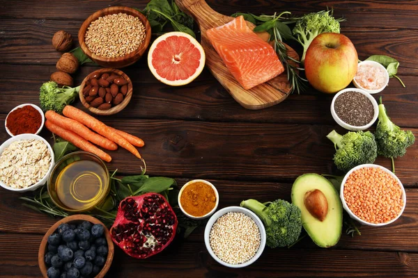 Здоровое питание: рыба, фрукты, овощи, cer — стоковое фото
