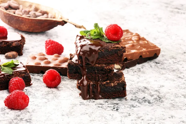 Postre Pastel Chocolate Brownie Con Frambuesas Especias Sobre Fondo Madera — Foto de Stock