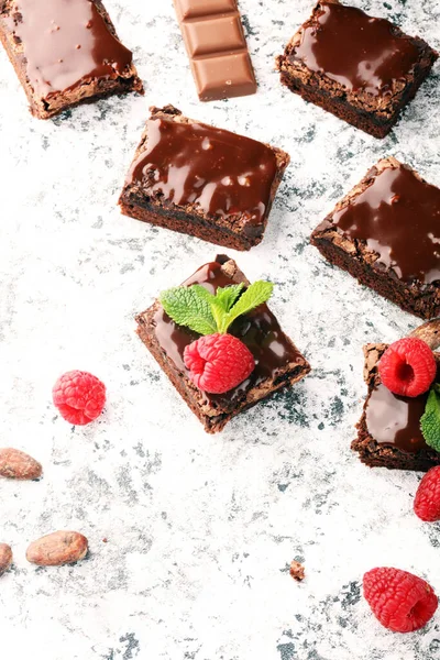 Postre Pastel Chocolate Brownie Con Frambuesas Especias Sobre Fondo Madera — Foto de Stock