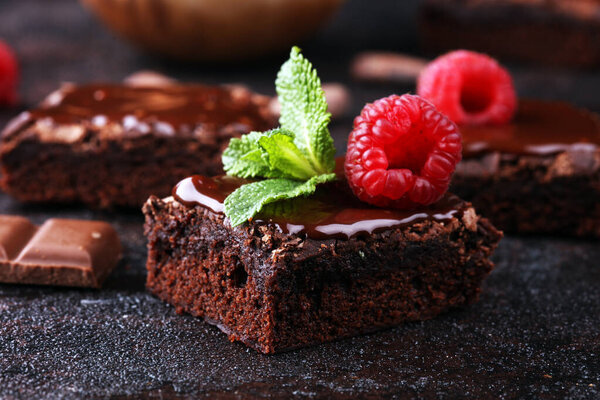 Postre Pastel Chocolate Brownie Con Frambuesas Especias Sobre Fondo Madera — Foto de Stock