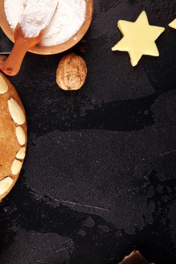 Noel kurabiyesi pişiriyorum. Tipik tarçın yıIdızları fırını.