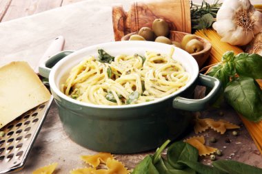 Gorgonzola soslu spagetti ve malzemeli ıspanak.