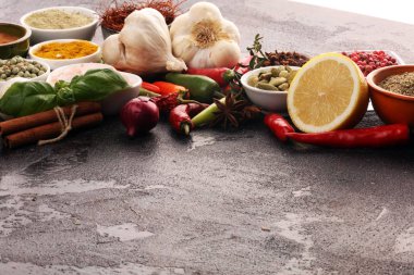 Baharatlar ve bitkiler masada. İyi yemek ve yemek malzemeleri.