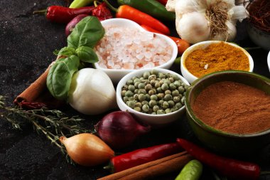 Baharatlar ve bitkiler masada. İyi yemek ve yemek malzemeleri.