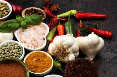 Baharatlar ve bitkiler masada. İyi yemek ve yemek malzemeleri.