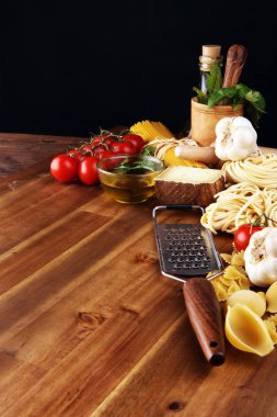 İtalyan yemekleri için makarna, sebze, ot ve baharat.