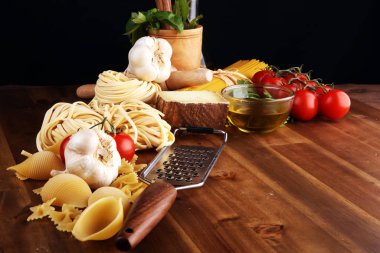 İtalyan yemekleri için makarna, sebze, ot ve baharat.