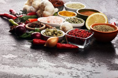 Baharatlar ve bitkiler masada. İyi yemek ve yemek malzemeleri.