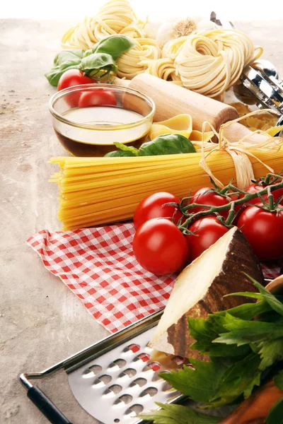 Pasta, verduras, hierbas y especias para la comida italiana en rústico t — Foto de Stock