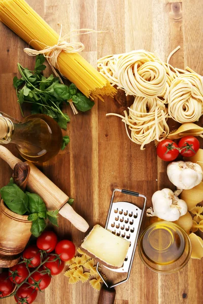 意大利菜用的意大利面、蔬菜、香草和香料 — 图库照片