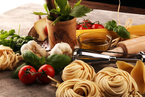 Pasta, groenten, kruiden en specerijen voor Italiaanse gerechten op rustieke t — Stockfoto