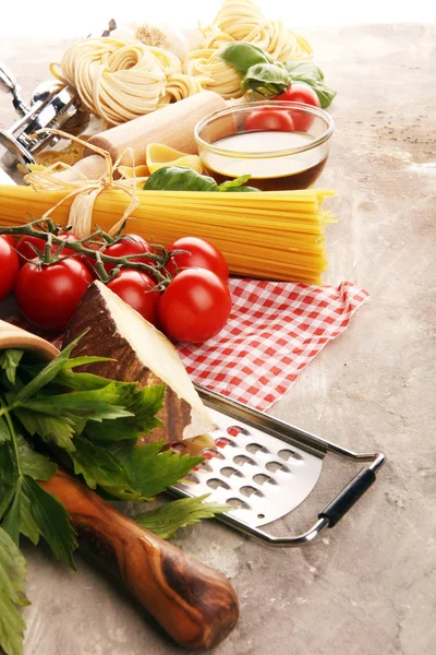 Pâtes, légumes, herbes et épices pour la cuisine italienne sur t rustique — Photo