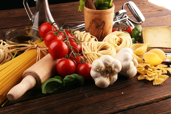 Pasta, groenten, kruiden en specerijen voor Italiaanse gerechten op rustieke t — Stockfoto