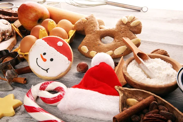Hornear galletas de Navidad. Típica panadería de estrellas de canela con spi — Foto de Stock