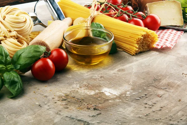 İtalyan yemekleri için makarna, sebze, ot ve baharat. — Stok fotoğraf