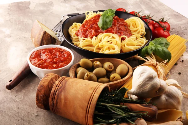 Νόστιμο ορεκτικό κλασικά ιταλικά ζυμαρικά σπαγγέτι με ντομάτα sau — Φωτογραφία Αρχείου