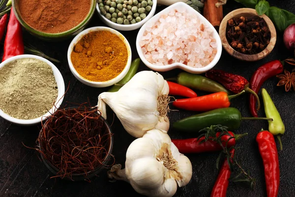 Especias y hierbas en la mesa. Comida e ingredientes de cocina para el bien —  Fotos de Stock