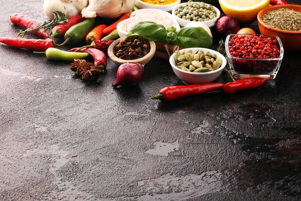 Especiarias e ervas na mesa. Comida e cozinha ingredientes para o bem — Fotografia de Stock