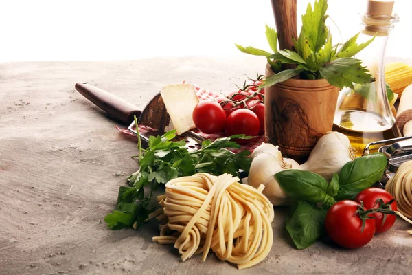 Pâtes, légumes, herbes et épices pour la cuisine italienne sur t rustique — Photo