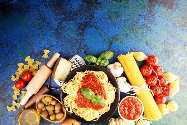 Lekker smakelijke klassieke Italiaanse spaghetti pasta met tomaat sau — Stockfoto