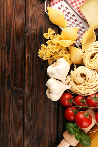 意大利菜用的意大利面、蔬菜、香草和香料 — 图库照片