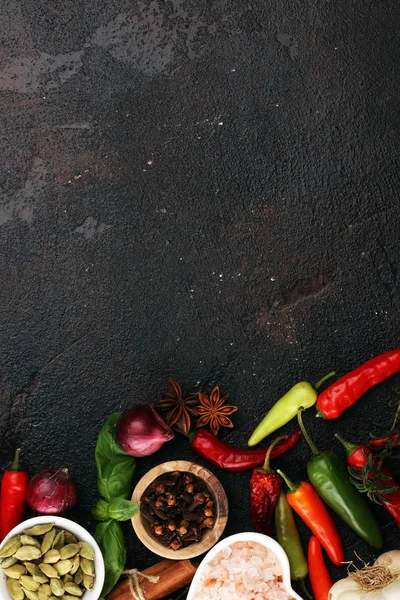 Especiarias e ervas na mesa. Comida e cozinha ingredientes para o bem — Fotografia de Stock