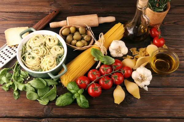 Spaghetti con gorgonzola e sugo di spinaci con ingredienti — Foto Stock