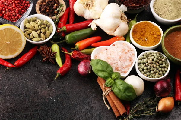 Gewürze und Kräuter auf dem Tisch. Lebensmittel und kulinarische Zutaten für gute Zwecke — Stockfoto