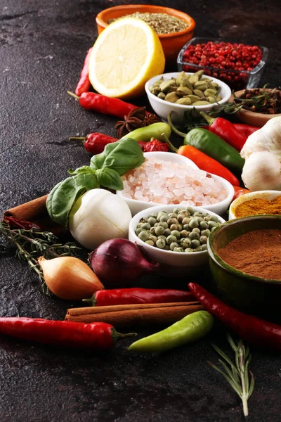 Especias y hierbas en la mesa. Comida e ingredientes de cocina para el bien —  Fotos de Stock