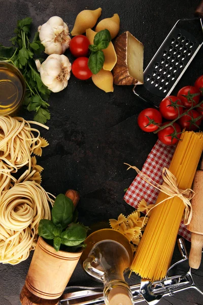 Pasta, groenten, kruiden en specerijen voor Italiaanse gerechten op rustieke t — Stockfoto