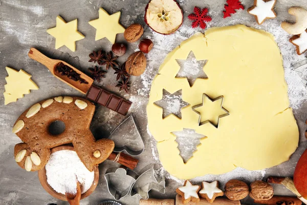 Hornear galletas de Navidad. Típica panadería de estrellas de canela con spi —  Fotos de Stock