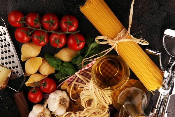 Pasta, verduras, hierbas y especias para la comida italiana en rústico t — Foto de Stock