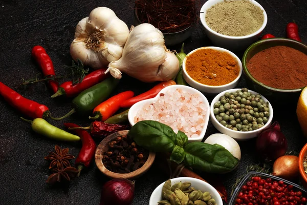 Gewürze und Kräuter auf dem Tisch. Lebensmittel und kulinarische Zutaten für gute Zwecke — Stockfoto