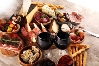 İtalyan antipasti şarap aperatifler küme. Peynir çeşitli, Mediterranean