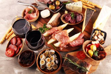 İtalyan antipasti şarap aperatifler küme. Peynir çeşitli, Mediterranean