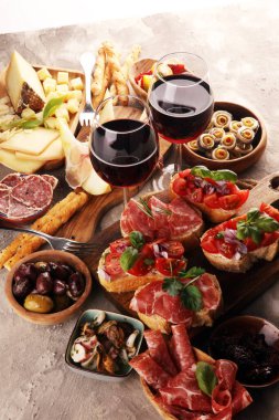 İtalyan antipasti şarap aperatifler küme. Peynir çeşitli, Mediterranean