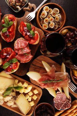 İtalyan antipasti şarap aperatifler küme. Peynir çeşitli, Mediterranean