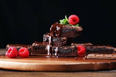 Çikolatalı browni kek tatlı Ahududu ve baharat ahşap zemin ile.