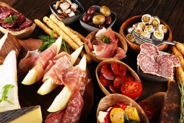 İtalyan antipasti şarap aperatifler küme. Peynir çeşitli, Mediterranean