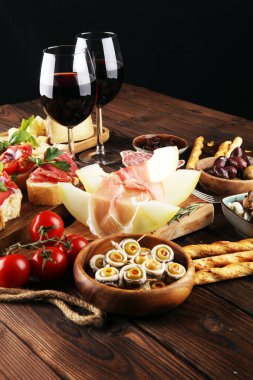 İtalyan antipasti şarap aperatifler küme. Peynir çeşitli, Mediterranean