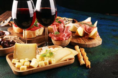 İtalyan antipasti şarap aperatifler küme. Peynir çeşitli, Mediterranean