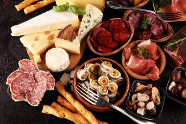 İtalyan antipasti şarap aperatifler küme. Peynir çeşitli, Mediterranean